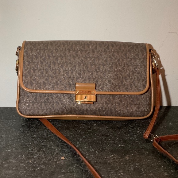 2011 Michael Kors Tan Monogram Bradshaw Shoulder bag.  EUC - Picture 1 of 10